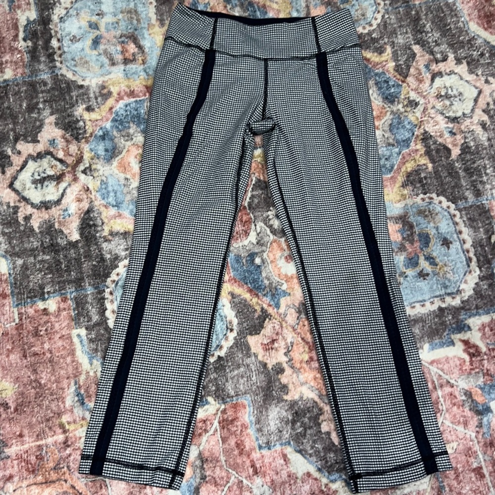 Lululemon size 6 gently used capris leggings